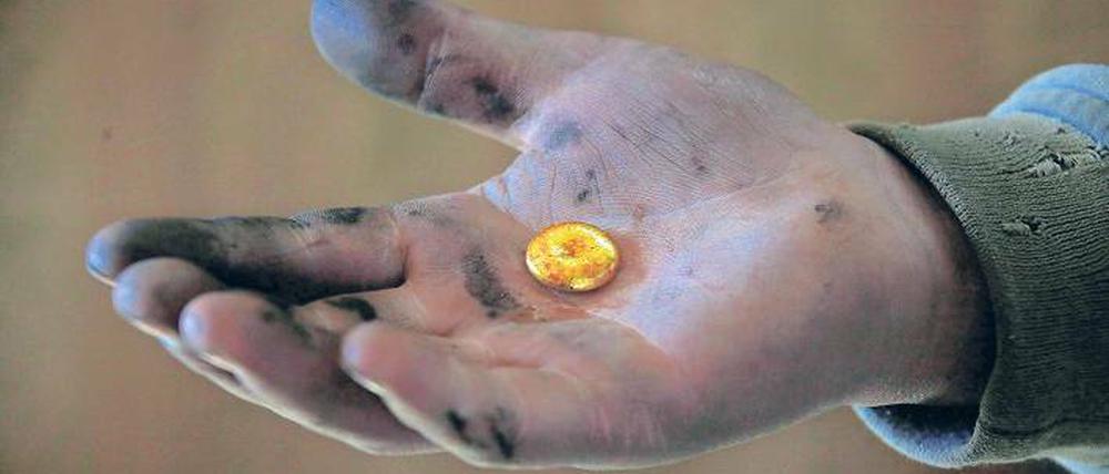 Edler Klumpen in der Hand eines Minenarbeiters aus der Mongolei. Das meiste Gold wird allerdings in Südafrika gefördert. Foto: Reuters