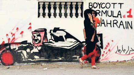 Boykott-Aufruf. Ein Grafitto in Manama zeigt König Hamad in einem Rennwagen, unter dessen Reifen Blut aufspritzt. Foto: dadp