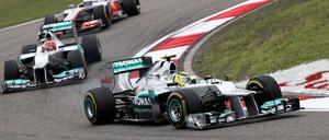 Nico Rosberg (vorn) holt den Sieg im Mercedes.