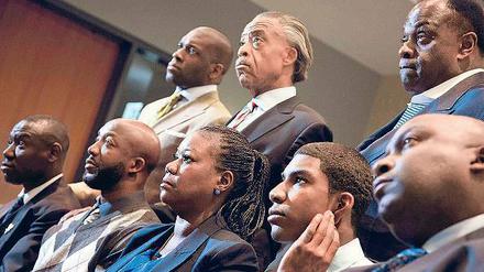 Warten auf Gerechtigkeit. Die Eltern des getöteten Jugendlichen, Tracy Martin (2.v.li.) und Sybrina Fulton(3.v.li.), lauschen der TV-Ansprache der Staatsanwältin. Foto: Reuters