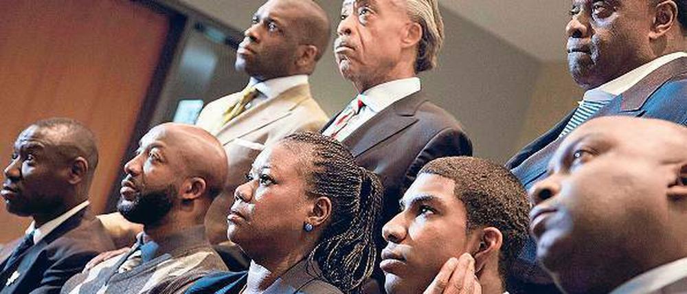 Warten auf Gerechtigkeit. Die Eltern des getöteten Jugendlichen, Tracy Martin (2.v.li.) und Sybrina Fulton(3.v.li.), lauschen der TV-Ansprache der Staatsanwältin. Foto: Reuters