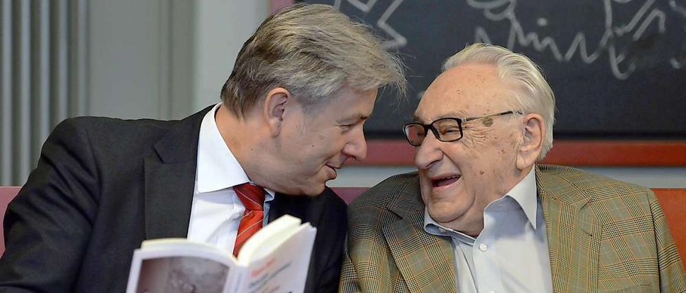 Berlins Regierender Bürgermeister Klaus Wowereit (SPD) mit seinem Parteifreund Egon Bahr