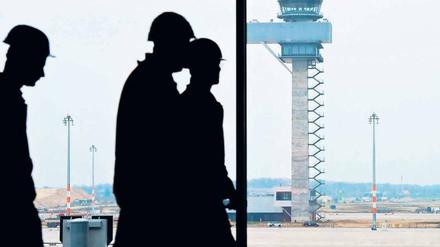 Aufbauhelfer auf dem Weg zur Arbeit: Der neue Großflughafen BER in Schönefeld ist fast startklar. Am 3. Juni soll der Flugbetrieb beginnen.