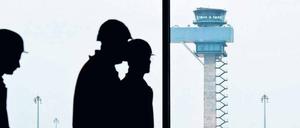 Aufbauhelfer auf dem Weg zur Arbeit: Der neue Großflughafen BER in Schönefeld ist fast startklar. Am 3. Juni soll der Flugbetrieb beginnen.
