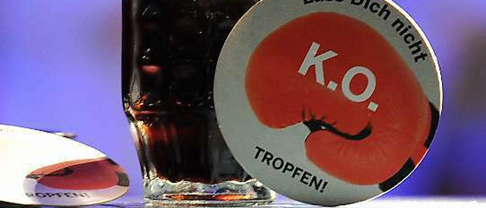 K.O.-Tropfen sind gefährlich. Deshalb ist Vorsicht geboten, wenn ein Fremder Getränke anbietet.