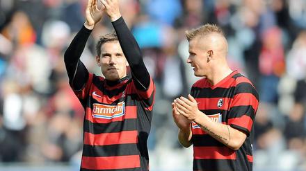 Oliver Sorg (l.) und Jonathan Schmid applaudieren nach dem Spiel gegen Nürnberg ihren Anhängern, die die Mannschaft bei ihrer Aufholjagd unterstützt hatte.