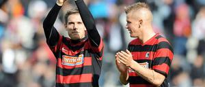 Oliver Sorg (l.) und Jonathan Schmid applaudieren nach dem Spiel gegen Nürnberg ihren Anhängern, die die Mannschaft bei ihrer Aufholjagd unterstützt hatte.