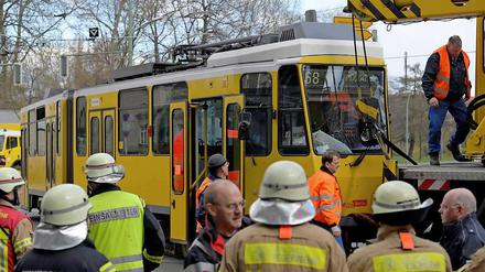 Eine Straßenbahn wird in Köpenick nach dem Zusammenstoss mit einer anderen Bahn zurück in das Gleis gehoben.