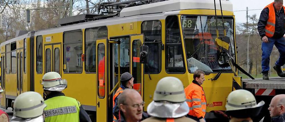 Eine Straßenbahn wird in Köpenick nach dem Zusammenstoss mit einer anderen Bahn zurück in das Gleis gehoben.