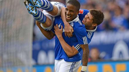 Jefferson Farfan (drei Vorlagen gegen Hannover) trägt Klaas-Jan Huntelaar (Torschütze zum 3:0-Endtsand) nach dessen Tor über das Spielfeld.