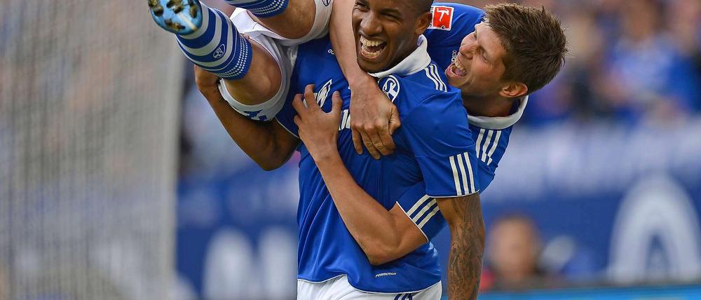 Jefferson Farfan (drei Vorlagen gegen Hannover) trägt Klaas-Jan Huntelaar (Torschütze zum 3:0-Endtsand) nach dessen Tor über das Spielfeld.