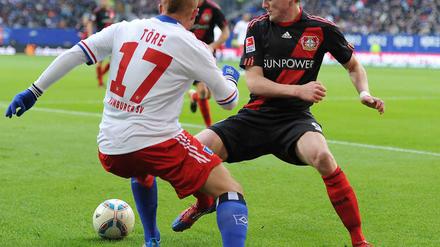 Der Hamburger Gökhan Töre (l.) im Zweikampf mit dem Nationalspieler Andre Schürrle (r.) .