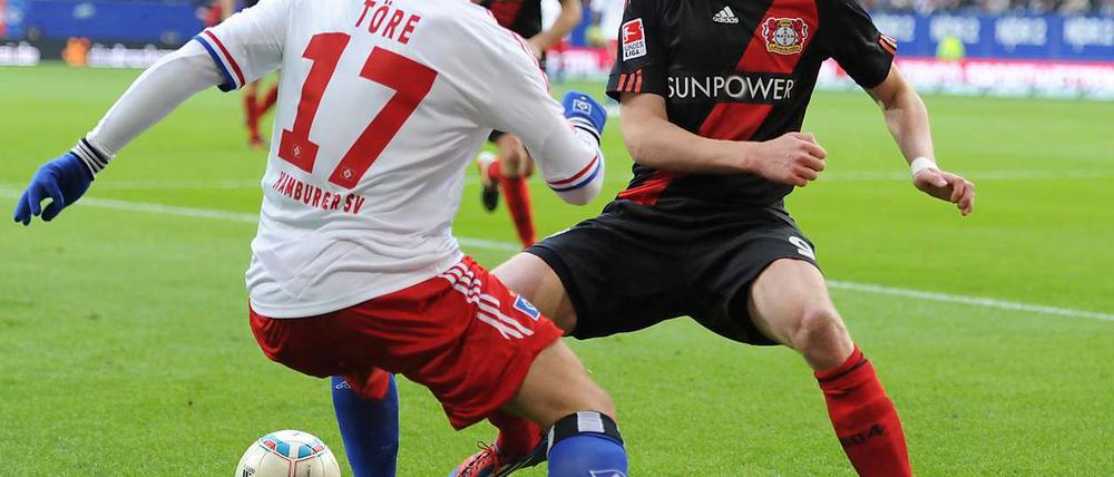 Der Hamburger Gökhan Töre (l.) im Zweikampf mit dem Nationalspieler Andre Schürrle (r.) .