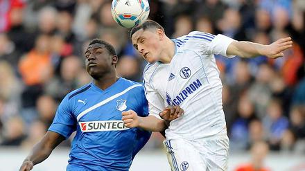 Hoffenheims Peniel Mlapah (l.) und der Schalker Kyriakos Papadopoulos kaempfen um den Ball.