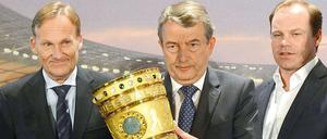 Pokalübergabe im Roten Rathaus. Einen Tag nach dem Spitzenspiel sahen sich Christian Nerlinger und Hans-Joachim Watzke wieder. Der Dortmunder Präsident war bester Laune.