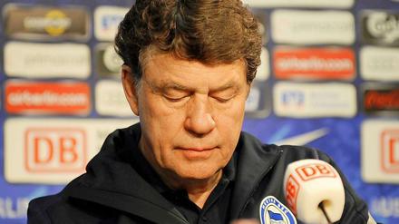 Hertha-Trainer Otto Rehhagel fragt sich, ob seine Mannschaft dem Druck des Abstiegskampfes gewachsen ist.