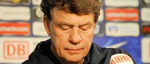 Hertha-Trainer Otto Rehhagel fragt sich, ob seine Mannschaft dem Druck des Abstiegskampfes gewachsen ist.