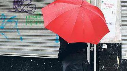 Trotz Schirm. Die Arbeitslosigkeit steigt, die Wirtschaftsleistung sinkt – die Zahlen sprechen derzeit nicht für eine Besserung der Lage in Spanien. Foto: dapd