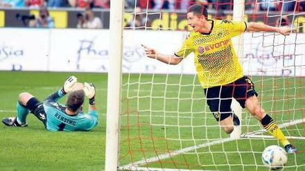 Und wieder ist er drin. Robert Lewandowski und seine Kollegen aus Dortmund hatten am Sonntag sichtlich Spaß mit einem hilflosen Kölner Gegner. Foto: dapd