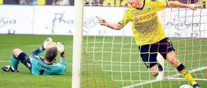 Und wieder ist er drin. Robert Lewandowski und seine Kollegen aus Dortmund hatten am Sonntag sichtlich Spaß mit einem hilflosen Kölner Gegner. Foto: dapd