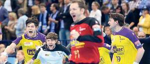 Die Füchse Berlin bejubeln ihren Sieg gegen den HSV Hamburg. 