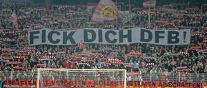 Vulgärer Imperativ: Schon im Heimspiel gegen Eintracht Frankfurt in der vergangenen Saison zeigten die Union-Fans deutlich, was sie von der DFB-Entscheidung halten, den Frankfurter Fans zu verbieten, ins Stadion zu kommen.