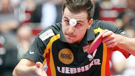 Tischtennis-Ass Timo Boll hochkonzentriert beim Aufschlag.