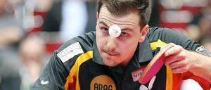 Tischtennis-Ass Timo Boll hochkonzentriert beim Aufschlag.