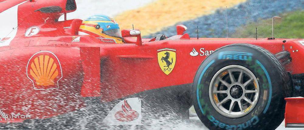 Vor nasser Fahrbahn wird gewarnt. Fernando Alonso kam in seinem Ferrari in Malaysia am besten durch. Foto: dapd
