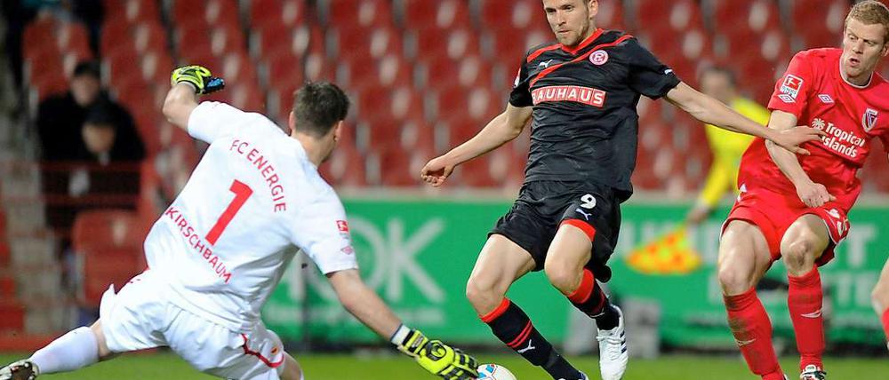 Düsseldorfs Ranisav Jovanovic scheitert an Energies Torwart Thorsten Kirschbaum.