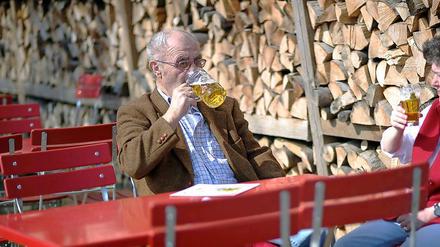 Die Schönheit liegt auf dem Grund des Bierglases: Mit steigendem Alkoholpegel wird auch unsere Selbstwahrnehmung immer besser. Na dann, Prost! 