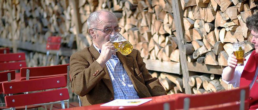 Die Schönheit liegt auf dem Grund des Bierglases: Mit steigendem Alkoholpegel wird auch unsere Selbstwahrnehmung immer besser. Na dann, Prost! 