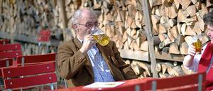 Die Schönheit liegt auf dem Grund des Bierglases: Mit steigendem Alkoholpegel wird auch unsere Selbstwahrnehmung immer besser. Na dann, Prost! 