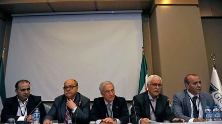 Syrische Oppositionsmitglieder auf einer Pressekonferenz nach dem Oppositionstreffen in Istanbul.