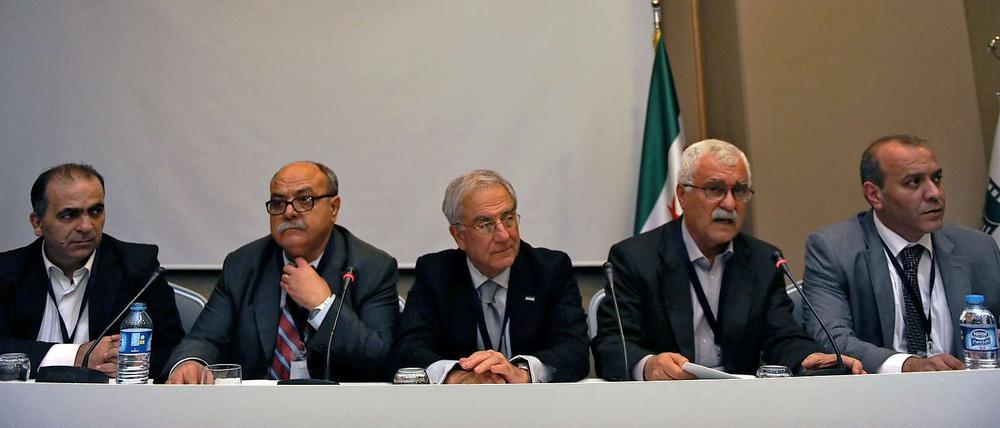 Syrische Oppositionsmitglieder auf einer Pressekonferenz nach dem Oppositionstreffen in Istanbul.