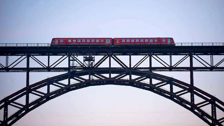 Brücke in die Zukunft - Bahn-Chef Grube arbeitet an einem neuen Image für den staatseigenen Konzern.