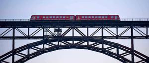 Brücke in die Zukunft - Bahn-Chef Grube arbeitet an einem neuen Image für den staatseigenen Konzern.