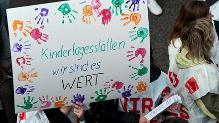 Erzieher und andere Angestellte im öffentlichen Dienst machen in den vergangenen Wochen mit Warnstreiks auf sich aufmerksam.