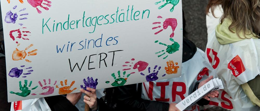 Erzieher und andere Angestellte im öffentlichen Dienst machen in den vergangenen Wochen mit Warnstreiks auf sich aufmerksam.