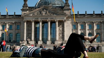 Blick auf den Reichstag in Berlin: Regiert im Bund demnächst wieder eine Große Koalition?