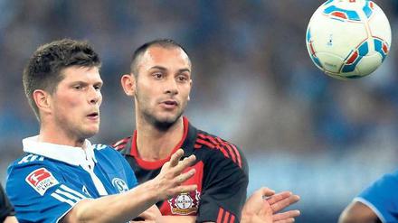 Immer eher am Ball. Klaas-Jan Huntelaar (links, im Duell mit Leverkusens Verteidiger Ömer Toprak) erzielte beide Schalker Tore. Foto: dpa