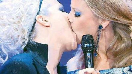 Nachahmer: Moderatorin Barbara Schöneberger küßt Ina Müller. Foto: dpa