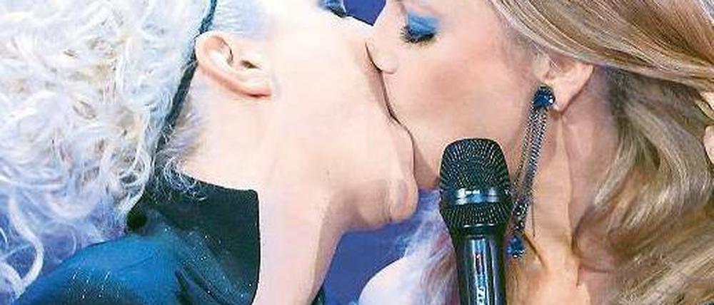 Nachahmer: Moderatorin Barbara Schöneberger küßt Ina Müller. Foto: dpa