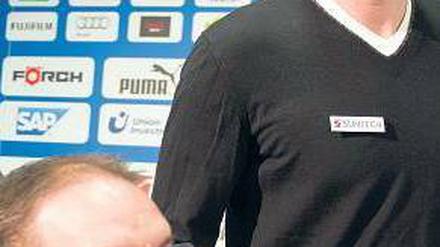 Gegenwart und Vergangenheit. Markus Babbel (re.) folgt auf Ernst Tanner. Foto: dpa