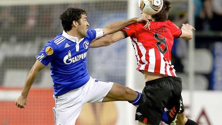 Spanier unter sich. Schalkes Raul und Ander Iturraspe von Athletic Bilbao schenken sich in diesem Zweikampf nichts.