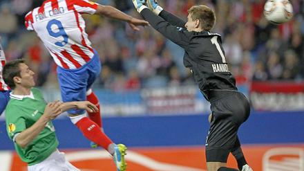 Atleticos Falcao erzielt das 1:0 gegen Hannover. Torwart Ron-Robert Zieler sieht nicht ganz glücklich aus.