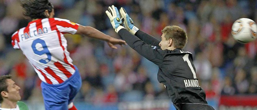 Atleticos Falcao erzielt das 1:0 gegen Hannover. Torwart Ron-Robert Zieler sieht nicht ganz glücklich aus.