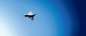 Zurück ins Gleichgewicht. Die Bundesregierung fürchtet, der französische Staat könnte den Luft- und Raumfahrtkonzern in Zukunft EADS dominieren. Es geht hier um hochqualifizierte Jobs wie etwa bei Airbus und Rüstungsgüter – wie hier im Bild beim Eurofighter Typhoon. Foto: dpad