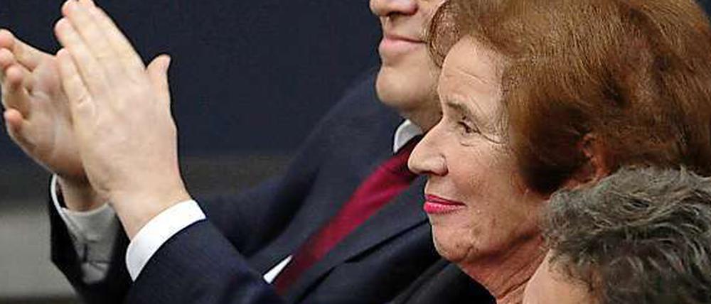 Die Wahl zum Bundespräsidentin gelang am Sonntag nicht. Nun will Gysi Klarsfeld wenigstens mit dem Bundesverdienstkreuz ehren.