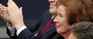 Die Wahl zum Bundespräsidentin gelang am Sonntag nicht. Nun will Gysi Klarsfeld wenigstens mit dem Bundesverdienstkreuz ehren.